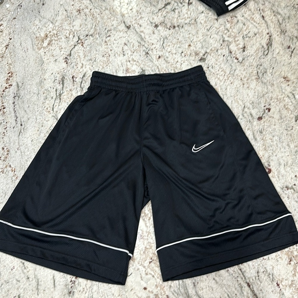 Men’s Nike Dri-Fit Athletic Shorts with pockets, Size Medium